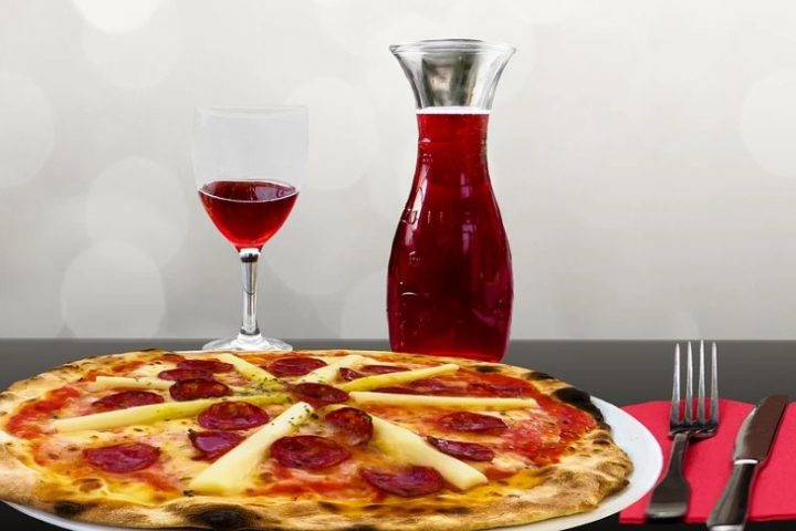 Comment choisir le bon vin à servir avec une pizza?