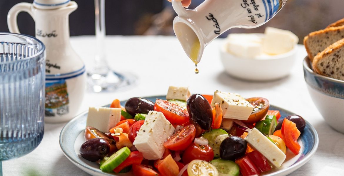 Astuces cuisine : quels sont les ingrédients pour une salade grecque authentique ?