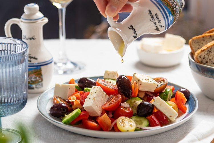 Astuces cuisine : quels sont les ingrédients pour une salade grecque authentique ?