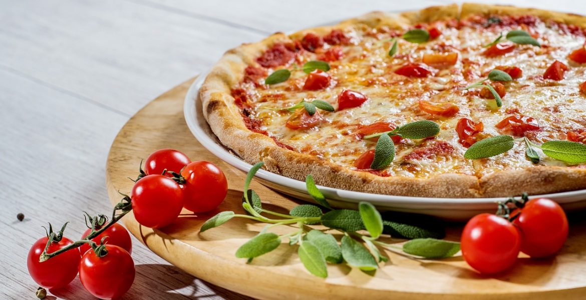 Pizza aux légumes grillés et à la mozzarella di bufala : une entrée chaude colorée et estivale