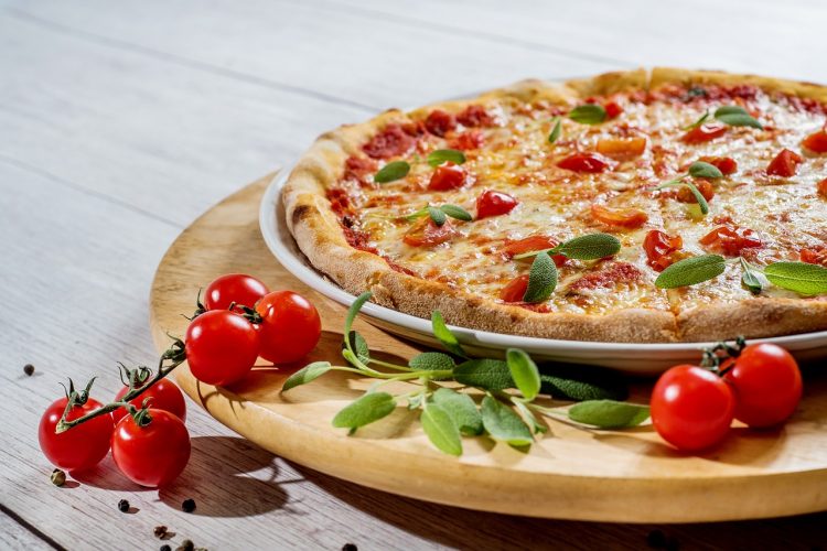 Pizza aux légumes grillés et à la mozzarella di bufala : une entrée chaude colorée et estivale