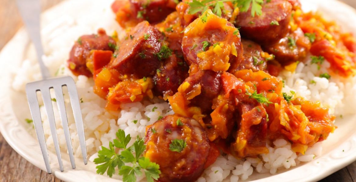 Le rougail saucisses : un plat incontournable de La Réunion