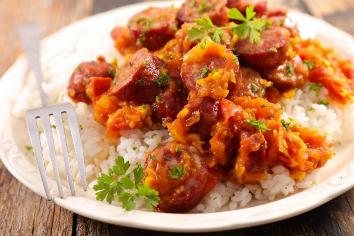 Le rougail saucisses : un plat incontournable de La Réunion