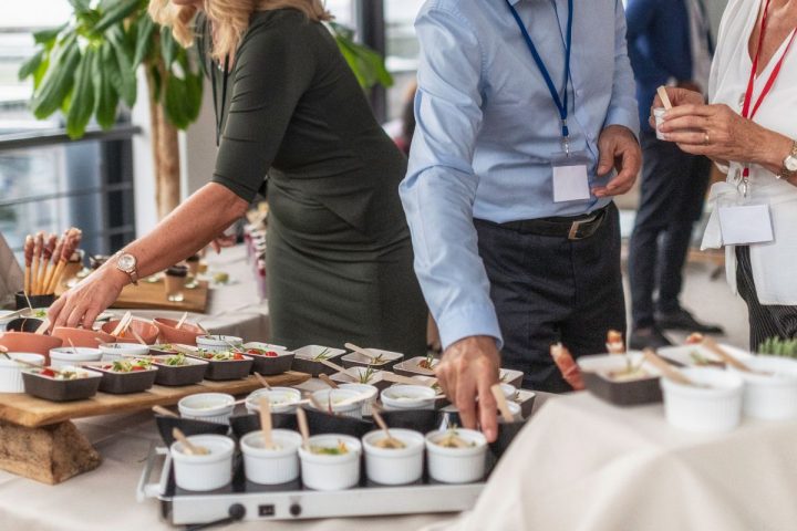 Dîner d’entreprise : buffet ou repas assis ?