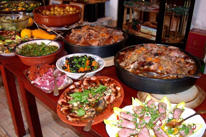 Comment déterminer le nombre de plats à proposer pour un buffet ?