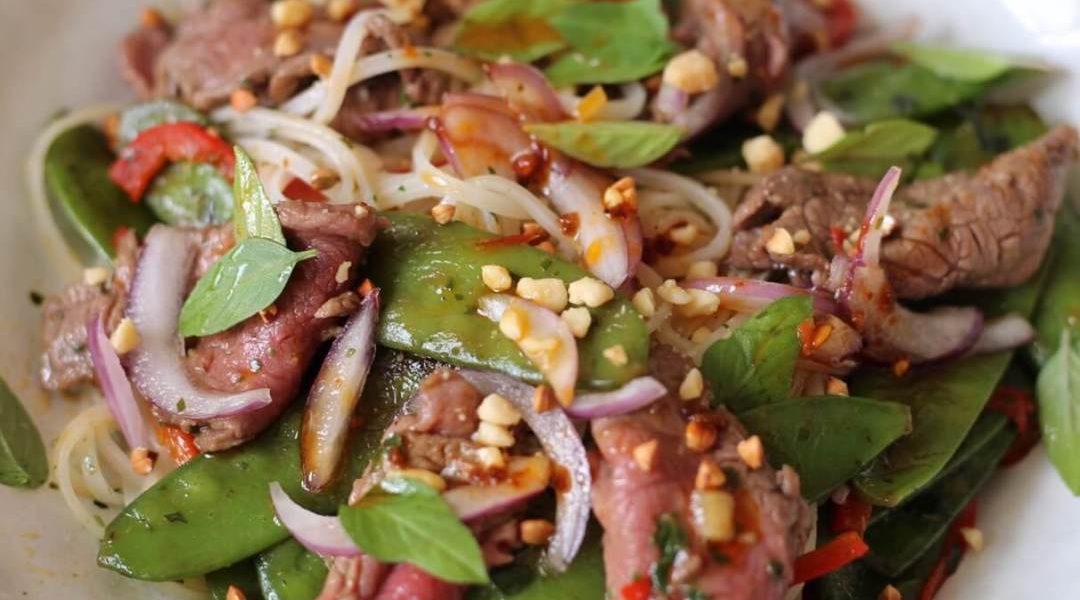 Quelle est la recette du larb, une salade de bœuf épicée ?