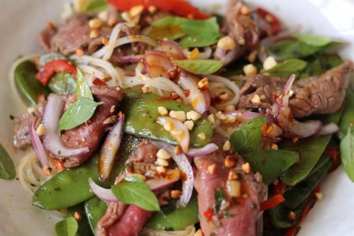 Quelle est la recette du larb, une salade de bœuf épicée ?