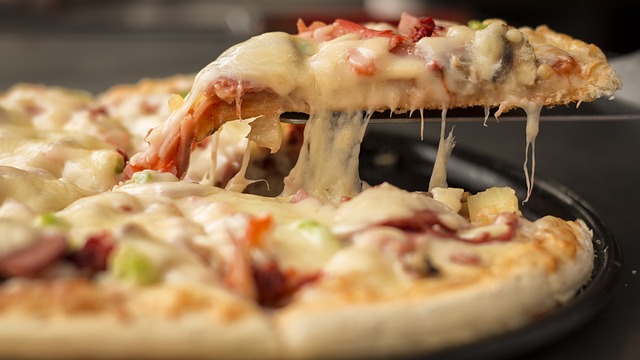 Décryptage des saveurs : pizzas à base de sauce tomate ou à base de crème fraîche