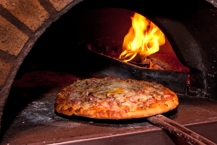 Quelles sont les erreurs courantes à éviter lors de la préparation d’une pizza au feu de bois ?