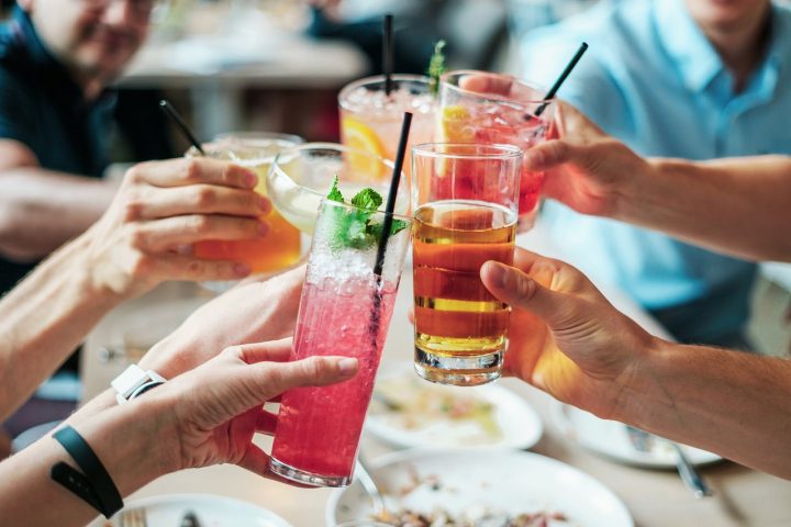Élégance en verre : les secrets pour présenter des cocktails signature avec style