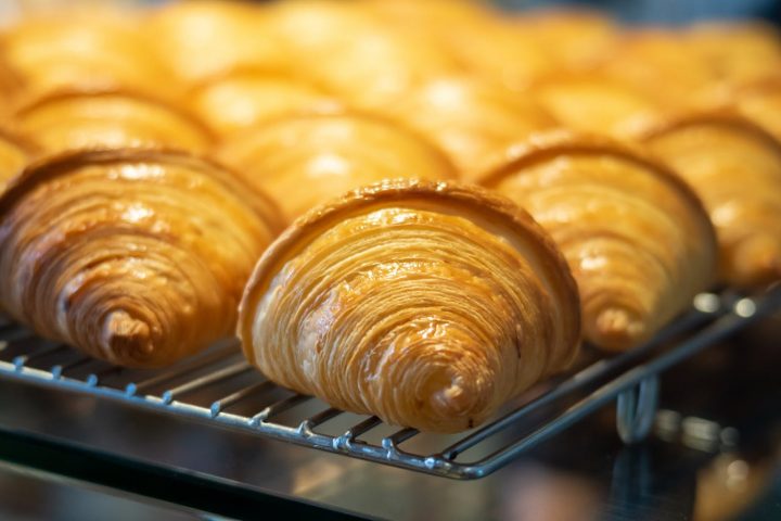 L’histoire des croissants : De Vienne à Paris, une viennoiserie iconique